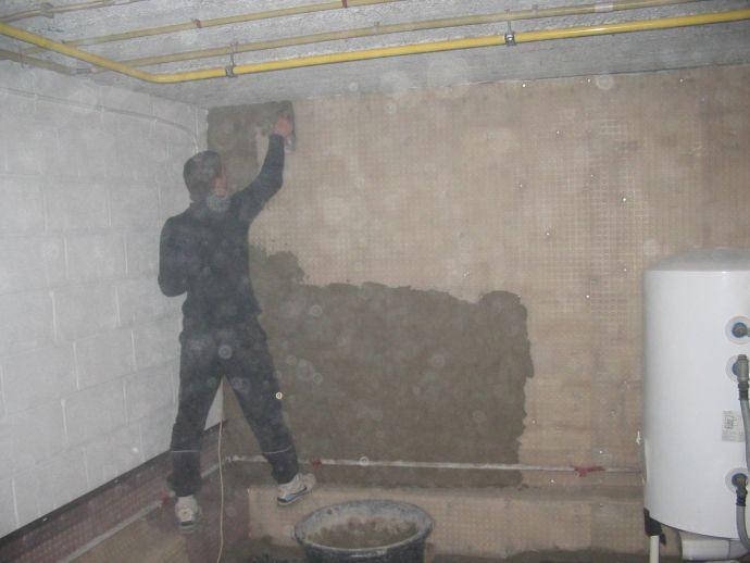 Ein Feuchtigkeitsexperte führt eine Kellerabdichtung durch.