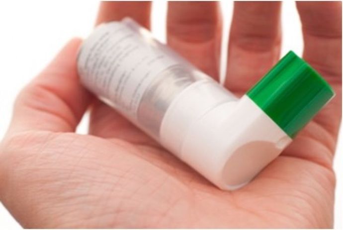 Main avec des mÃ©dicaments contre l'asthme